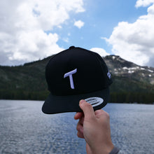 Load image into Gallery viewer, Tee shot five panel snapback - Black